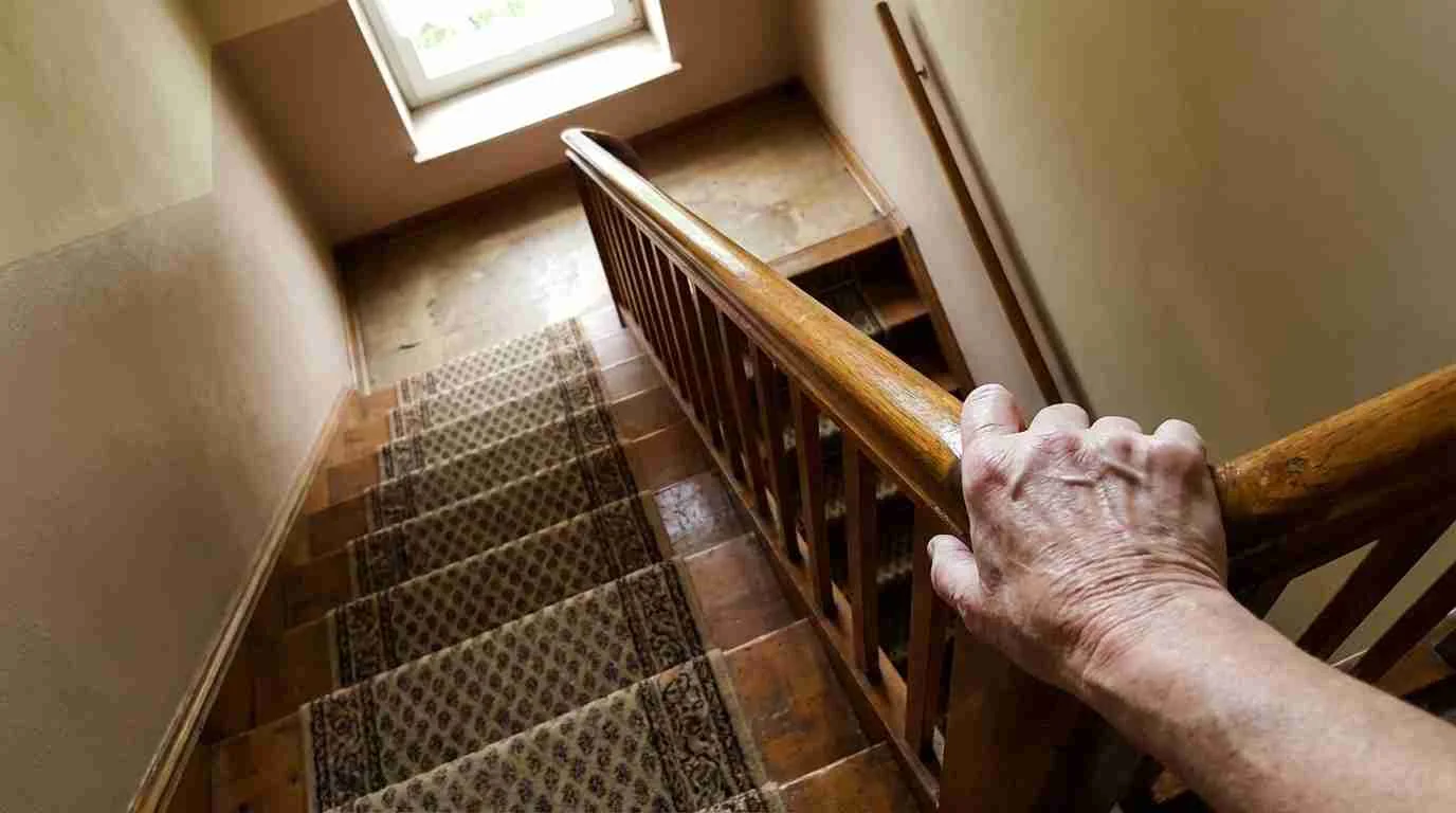 POV Blick auf Treppe mit Hand am Geländer