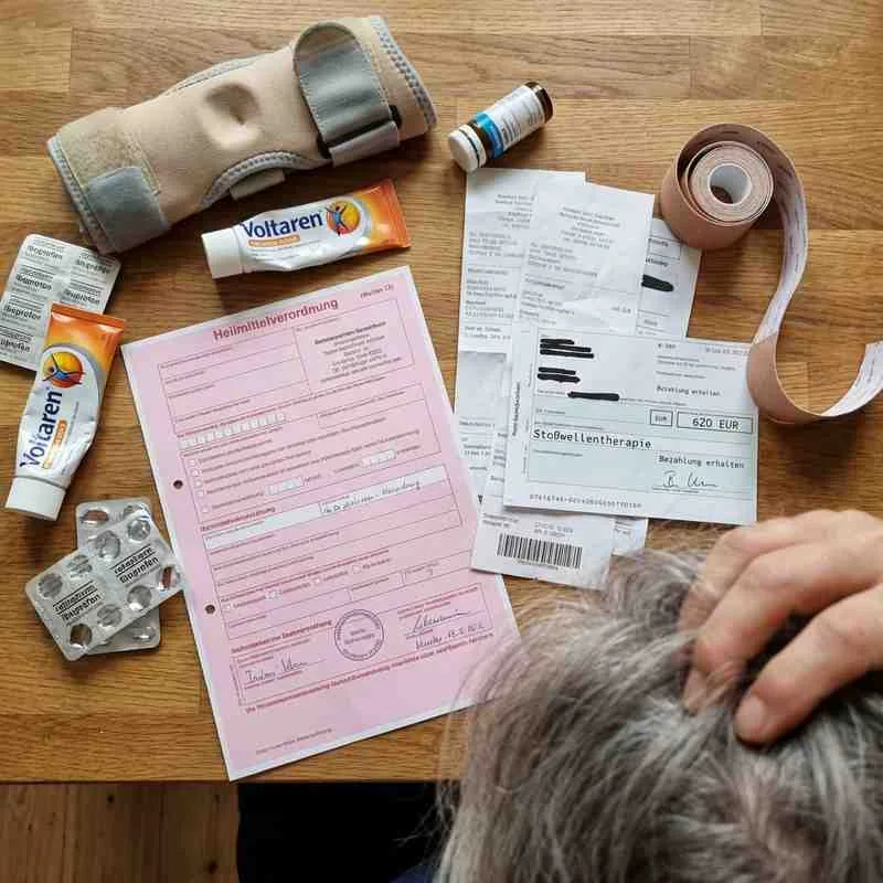 Rechnungen und Medikamente ausgebreitet