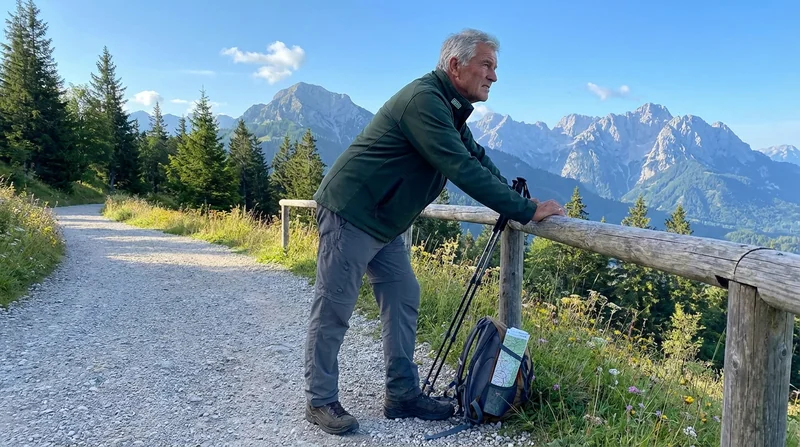 Klaus W., 71, in Wanderkleidung am Geländer auf dem Weg zum Eckbauer bei Garmisch-Partenkirchen